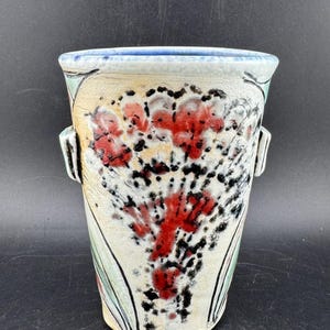 Vaso vintage in ceramica da studio, svasato, portavaso per erbacce, bulboso, con fiori rossi dipinti a mano, stile sgraffito, bouquet floreale scolpito, firmato dall'artista Ingrid