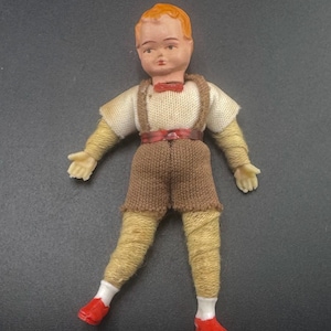 Bedårande miniatyr tysk Caco dockhus dockpojke i lederhosen folkkonstfigur rörliga armar liten figurin tillverkad i Tyskland Shadowbox Diorama