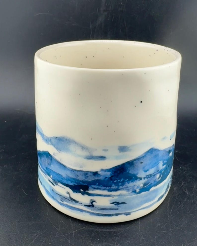 Mug Anthropologie d'occasion, lettre L flottante, monogramme L, initiales bleues et graphismes paysage eBay, glaçure mouchetée, tasse à café en grès de qualité image 8