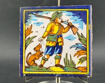 Posavasos de cerámica de 6,35 cm (2,5 pulgadas) con pintura de cazador y perro, estilo mayólica esmaltada, de la serie Cazador con Perro La Palmita.