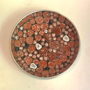 Ciotola di ciottoli in mosaico moderno di metà secolo, in metallo, con piastrelle in ceramica MCM, portaoggetti, pezzi di ruggine maculati con stucco nero così com&#39;è