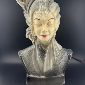 Vintage MCM Navis & Smith Asian Lady Figural TV Lamp Mid Century Modern Chinoiserie Oriental Decor Gray Ceramic Light Up Eyes Works