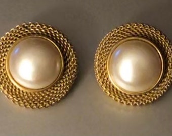 Pendientes de clip con perlas de imitación de Givenchy vintage, circa 1970-80. Pendientes de perla de malla dorada de Givenchy Runway, París, Nueva York.