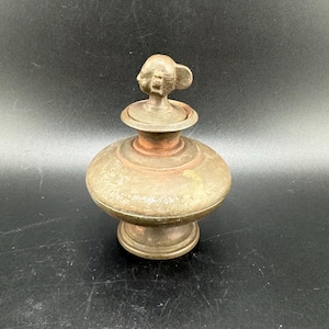 Antike indische Weihwasser Kupfergefäß Vintage Figural Weiblichen Kopf Deckel Vintage Hindu Zeremonienaltar Gangajali Ganga Wasserflasche