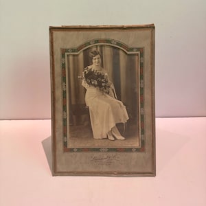 Retrato de una dama de los años 70 con ramo de novia en marco de cartón Fotografía en tono sepia de Leonard & Co Studios Atlanta
