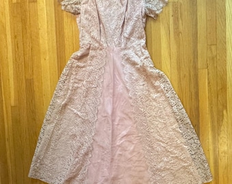 Vestido de fiesta de graduación de mediados de siglo, rosa, de encaje y pedrería, estilo vintage de los años 40. Talla 12-14. Tal cual.