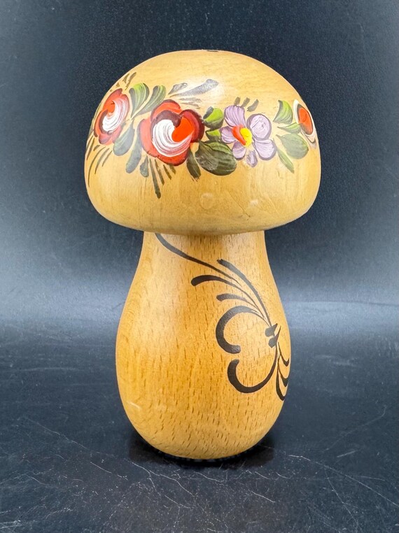 手彫り木製人形 黄色 花飾り