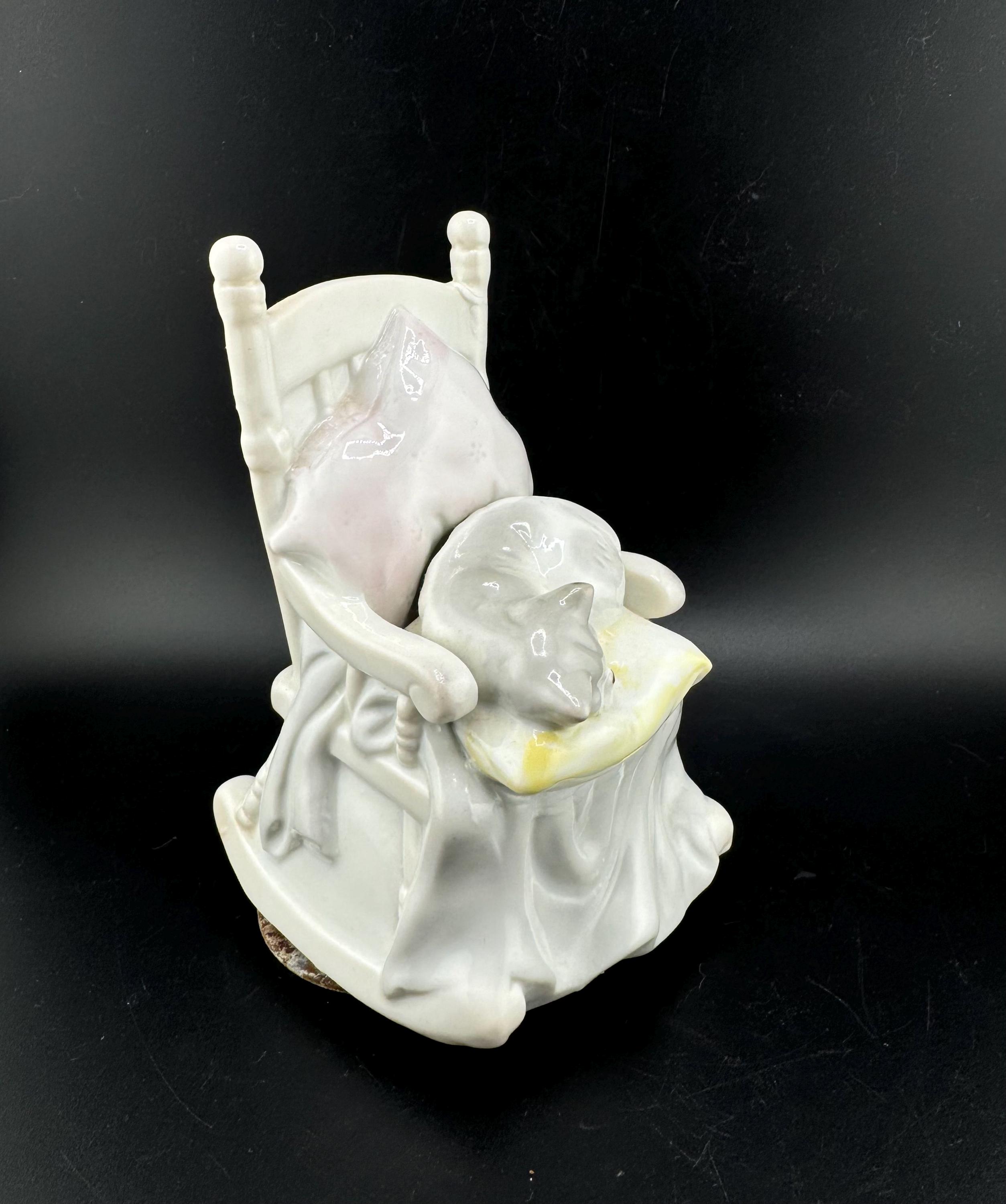 Adorable Sleeping Kitty Cat Music Box Rotating Pastel Porcelain Kitten in Rocking Chair Figurine Sleepy Time Memory from Cats Broadway Play