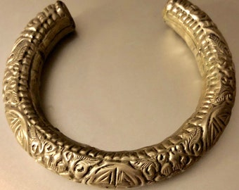 Pulsera de boda china antigua de metal plateado sobre núcleo desconocido con símbolo chino de buena suerte Shou y crisantemos, talla mediana-grande.