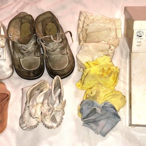 Vintage Ideal Baby Shoes Soft Kid White Leather Shoe Boxes Gertrude&#39;s 100% Wool Pink Felt Shoes Leather Moccasins Antique Socks ca 1950