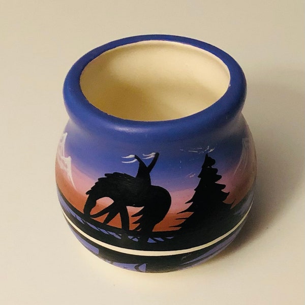 Poterie Navajo Vase miniature peint à la main Arbres équestres Montagnes enneigées Dîner Culture Art amérindien indigène Poterie 2 1/2" Pot