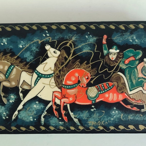 Miniature en laque russe représentant la Russie, boîte de peinture de conte de fées russe signée par l'artiste des années 1980, Miniature Palekh, troïka en traîneau tiré par des chevaux