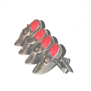 Spilla vintage in argento smaltato con zoccoli olandesi, spilla da bavero, scarpe olandesi, spilla unisex, souvenir olandese, zoccoli in legno d&#39;argento europeo, ricordo