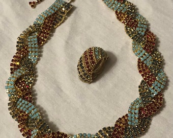 Impresionante gargantilla Les Bernard con turquesa sintética, trenzada con diamantes de imitación, collar rojo, azul y turquesa sintética.