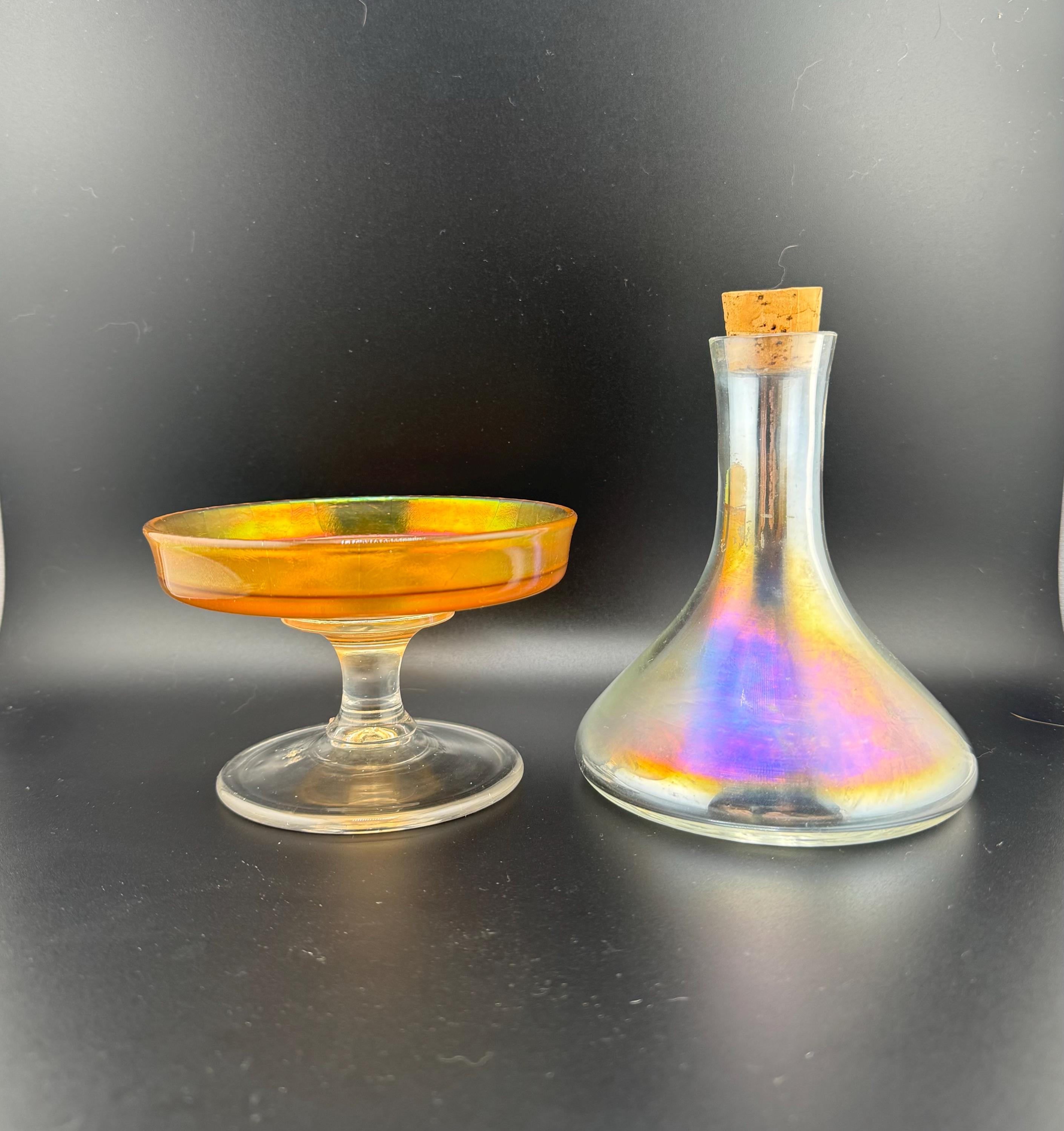 ヴィンテージの虹色ガラスボトルと台座付き皿のセット - Etsy 日本
