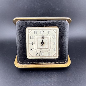 Horloge de voyage New Haven hurlante art déco des années 1930 dans un étui à clapet en cuir pliant tel quel projet de composants de collage de pièces d'horloge de restauration