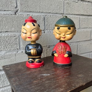 Paar Vintage Mitte des Jahrhunderts japanische Nodder Junge Figuren Kokeshi Puppe MCM asiatische Männer handgefertigt in Japan Papier Mache Statue Set MIJ