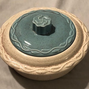 Vintage Midcentury California Pottery Speckled Casserole Dish Laurel Leaf American Art Pottery Covered Dish Off White with Blue Lid C-61 USA
