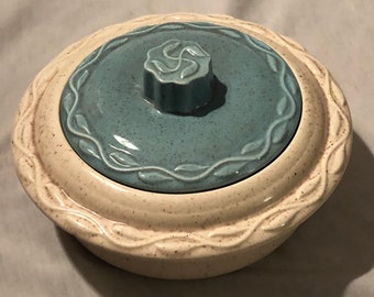 Cazuela de cerámica californiana vintage de mediados de siglo, moteada, con diseño de hoja de laurel, cerámica artística americana, color blanco roto con tapa azul, C-61, EE. UU.