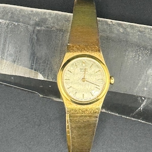 Elegant Vintage Mid Century Ladies Seiko Quartz Wristwatch w Sleek Goldtone Tapered Band Bracelet Strap Circular Dial Model #9N0833 Japan
