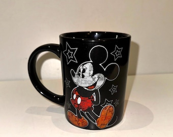 Taza de café de cerámica caprichosa de Mickey Mouse de Disney, negra con gráficos de estrellas de papel de periódico de doble cara, Jerry Leigh Orlando, Florida, 20 oz EUC