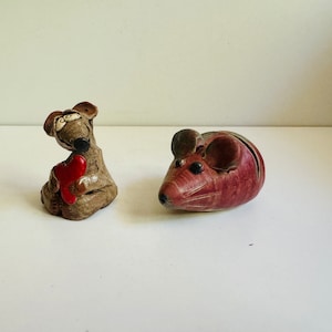 以下が含まれることがあります： セラミック製のネズミの置物2つ。1つは赤色のハートを持った茶色で、もう1つは赤褐色です。