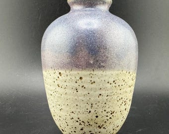Vaso portafiori in ceramica artistica, smalto viola opaco maculato, firmato dall'artista.
