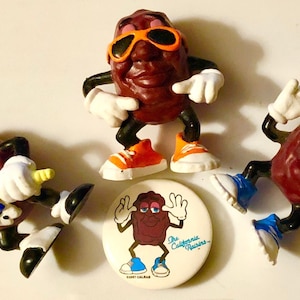 1987 California Raisins Figurines and Pinback Button Lot 1980s Pop Culture Advertising Heard it Through the Grapevine 87 CALRAB pin