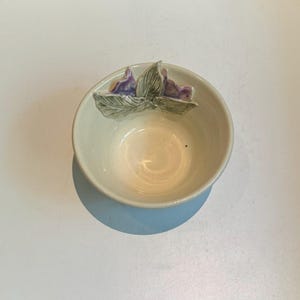 Vintage Keramik Hand gefertigt Schüssel Schmuckstück Teller Sculpted Purple & Blue Krokus oder Tulpenblumen Hand Werfen Georgia Künstler Beth Fallaize 1981