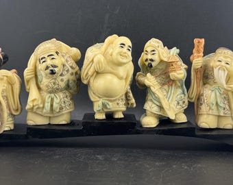 (383)樹脂製と思われる七福神 彫刻 7体セット 日本製 赤い樹脂製 幸せ仏像 7体セット 箱付き - Etsy 日本