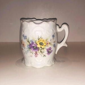 Viktoriansk mustaschmugg lila gula blommor graciös läpp Transferware edwardiansk blommig mugg utsmyckad handtag Man Cave Cottage Core