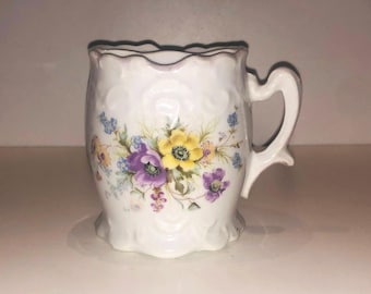 ビクトリア朝の口ひげカップ 紫と黄色の花 スカラップリップ 転写ウェア エドワード朝の花柄マグカップ 装飾ハンドル 男の隠れ家 コテージコア