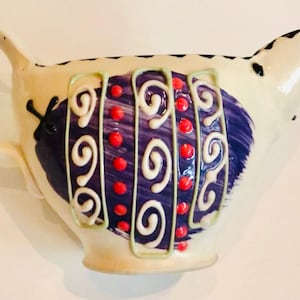 Polly the Potter Artist Signed Studio Cream Pitcher Creamer Grillige zuidelijke volkskunst aardewerk Polly on the Avenue Atlanta Georgia AS IS