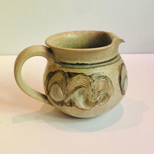 Vintage keramische studio aardewerk crème kan met de hand gegooid gebeeldhouwde wervelingen Drip Glaze Bear Creek aardewerk aardewerk