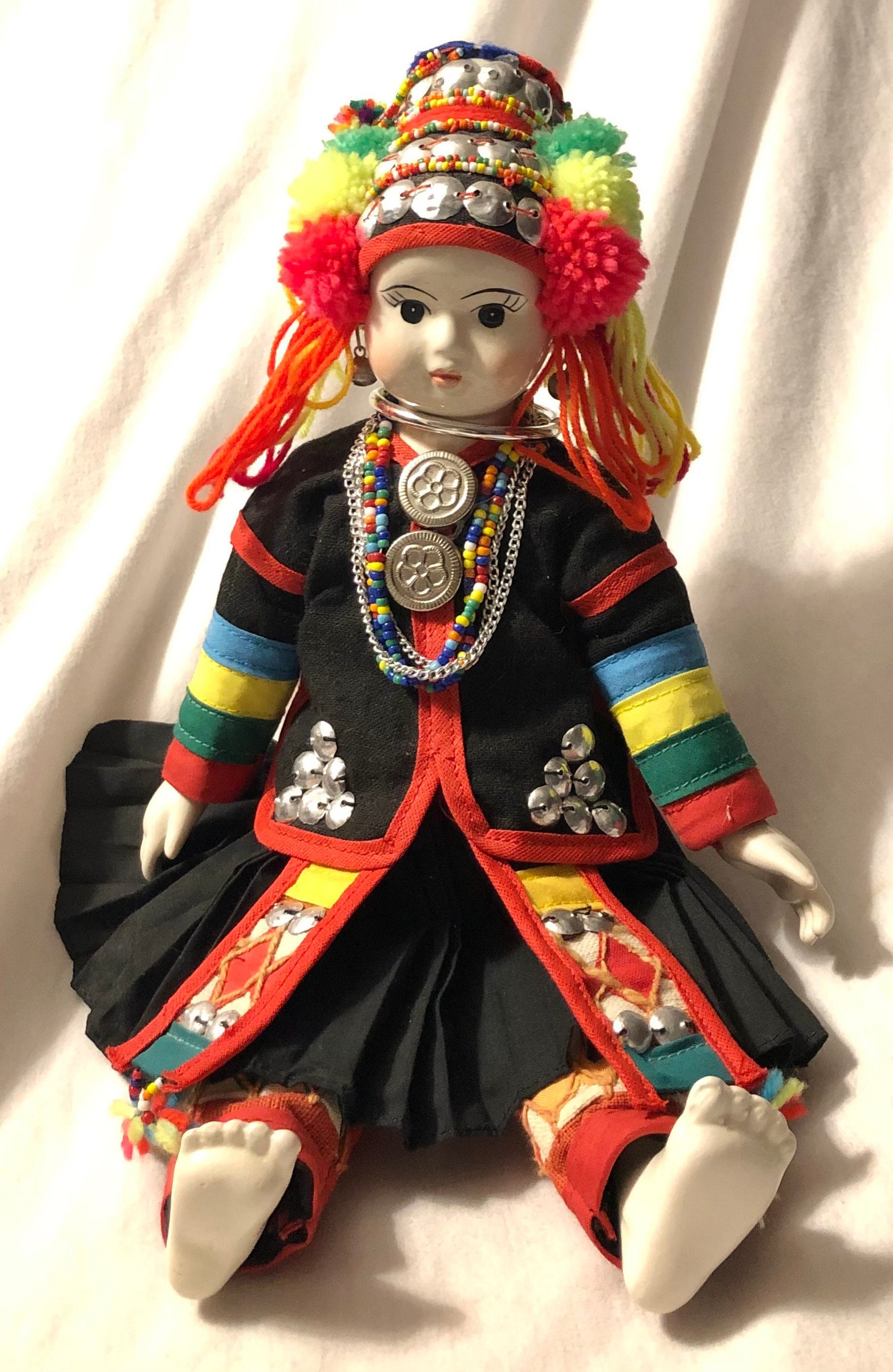 素晴らしいタイ北部文化人形 タイアカ族の鮮やかな伝統的なタイの衣装