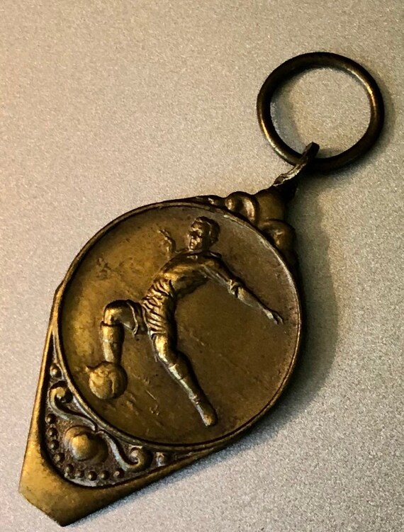 ANCIEN PORTE CLES General De Gaulle Souvenir De La Revue Du 14 Juillet