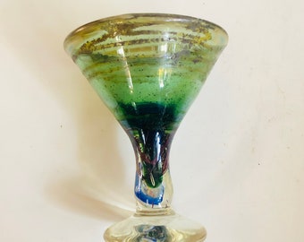 Fabulosa copa de martini de vidrio soplado a mano, cáliz de vidrio borosilicato, ideal para bar, firmada por el artista Josh Simpson.