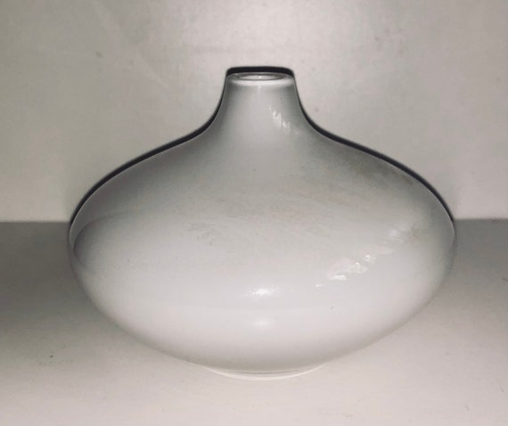 モダニスト インフィニティ リング バッド 花瓶 白釉 マット仕上げ ストーンウェア O型 7.75インチ : モダニスト インフィニティ リング バッド 花瓶 白釉