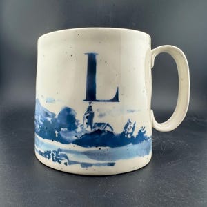 Mug Anthropologie d'occasion, lettre L flottante, monogramme L, initiales bleues et graphismes paysage eBay, glaçure mouchetée, tasse à café en grès de qualité image 1