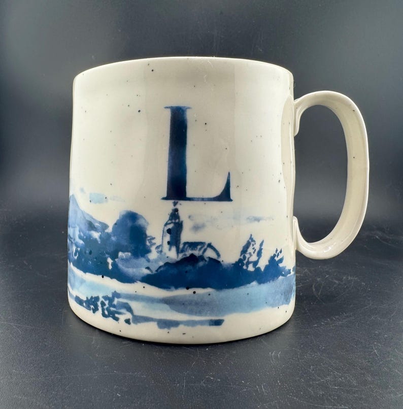 Mug Anthropologie d'occasion, lettre L flottante, monogramme L, initiales bleues et graphismes paysage eBay, glaçure mouchetée, tasse à café en grès de qualité image 1
