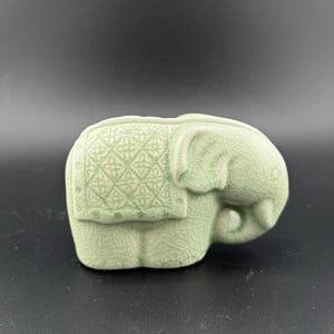 vintage éléphant céladon porte-cartes Figurine glaçure folle bohème pachyderme décoration de table Pier 1 objets de collection