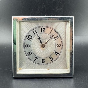 Reloj de viaje Art Deco Lux de los años 30, con diseño de gritos, con esfera metálica plateada y negra, estilo máquina antigua, no funciona, proyecto de restauración TAL CUAL, Waterbury, Connecticut