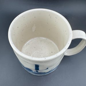 Mug Anthropologie d'occasion, lettre L flottante, monogramme L, initiales bleues et graphismes paysage eBay, glaçure mouchetée, tasse à café en grès de qualité image 9