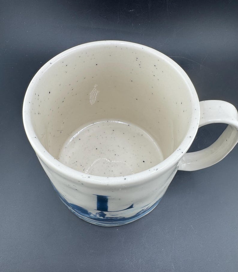 Mug Anthropologie d'occasion, lettre L flottante, monogramme L, initiales bleues et graphismes paysage eBay, glaçure mouchetée, tasse à café en grès de qualité image 9
