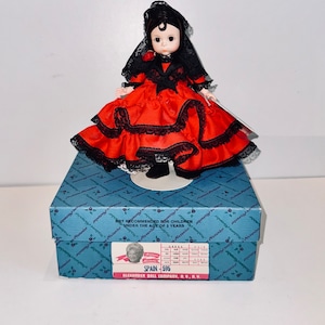 Vtg 1980er Jahre Madame Alexander Spain 595 8 &quot;&quot;Puppe mit Ständer & Handgelenkmarke Spanisches Mädchen Spitze Mantilla Festliches Rotes Kleid MUSS Restringiert werden, wie es ist!&quot;