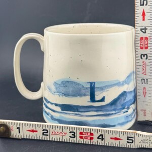 Mug Anthropologie d'occasion, lettre L flottante, monogramme L, initiales bleues et graphismes paysage eBay, glaçure mouchetée, tasse à café en grès de qualité image 11