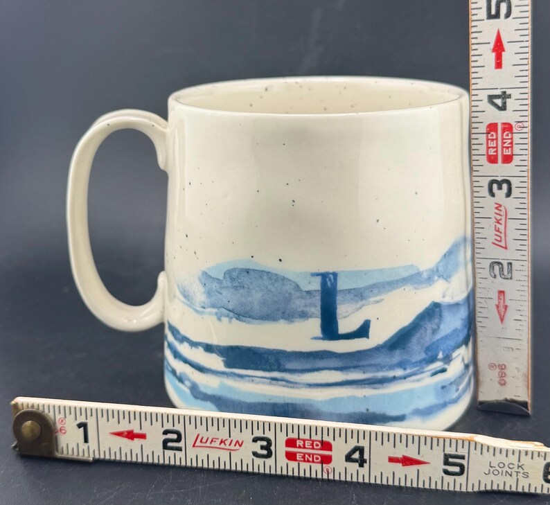 Mug Anthropologie d'occasion, lettre L flottante, monogramme L, initiales bleues et graphismes paysage eBay, glaçure mouchetée, tasse à café en grès de qualité image 11