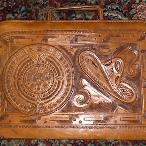 Bolso de mano de cuero mexicano hecho a mano con diseño de mariposa y reloj de sol azteca, estilo hippie vintage, década de 1960, auténtico, único en su tipo.
