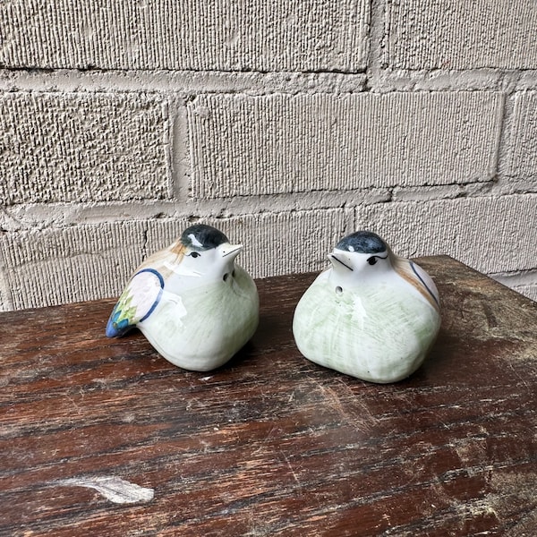 Vintage Chubby Birds Shaker Set Salt & Pepper Shakers Hand Painted Robins or Sparrows Colorful Little Fatties w Stoppers 1980s Taiwan