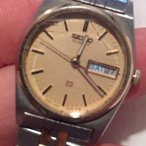 Woman's Seiko Watch 1970s Quartz Day Date Ladies Wristwatch w Two-Toned Bracelet Watch Band 520810 Water Resistant